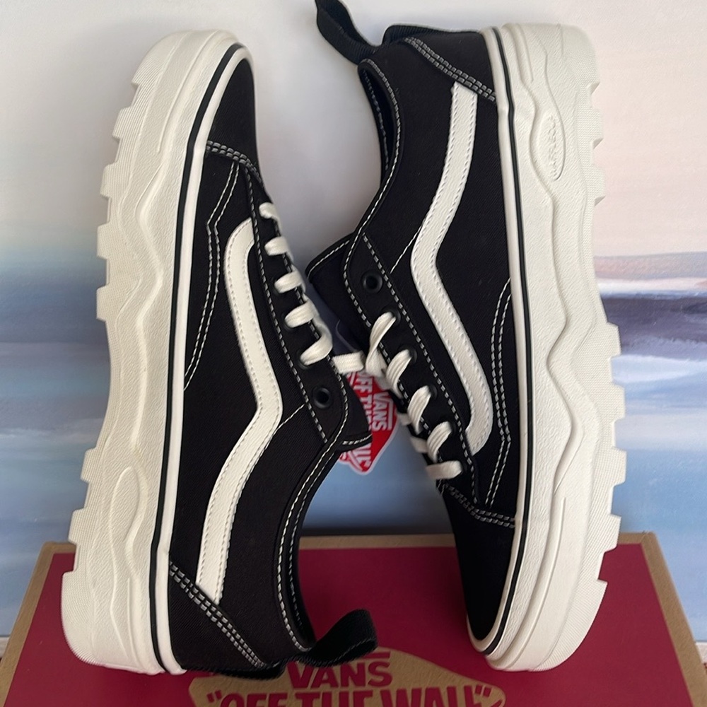 Vans Men’s Sentry Old Skool (Canvas) Black/Marshmallow
VN0A5KR3VQE
Sneakers - Picture 13 of 16